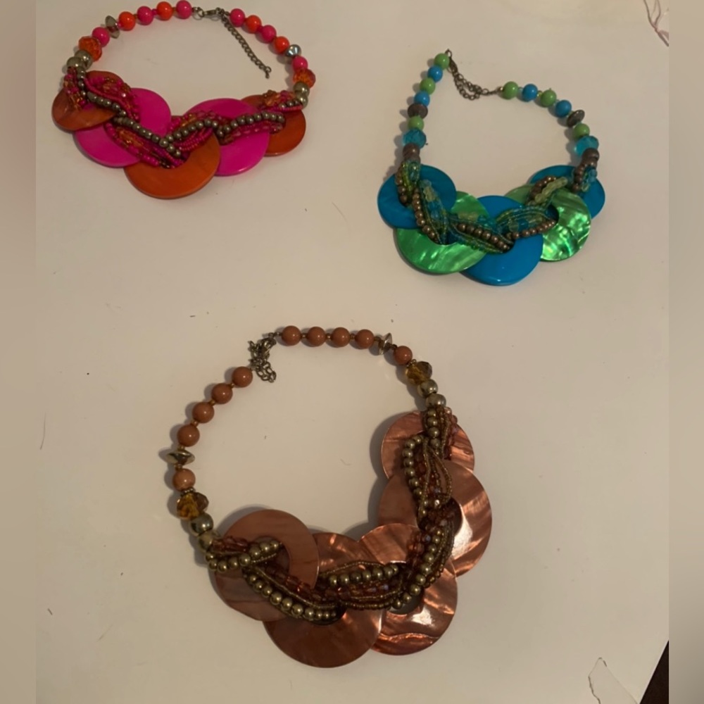 Chunky 3 Colored Shell Circles Beaded Twist Adjustable Necklace